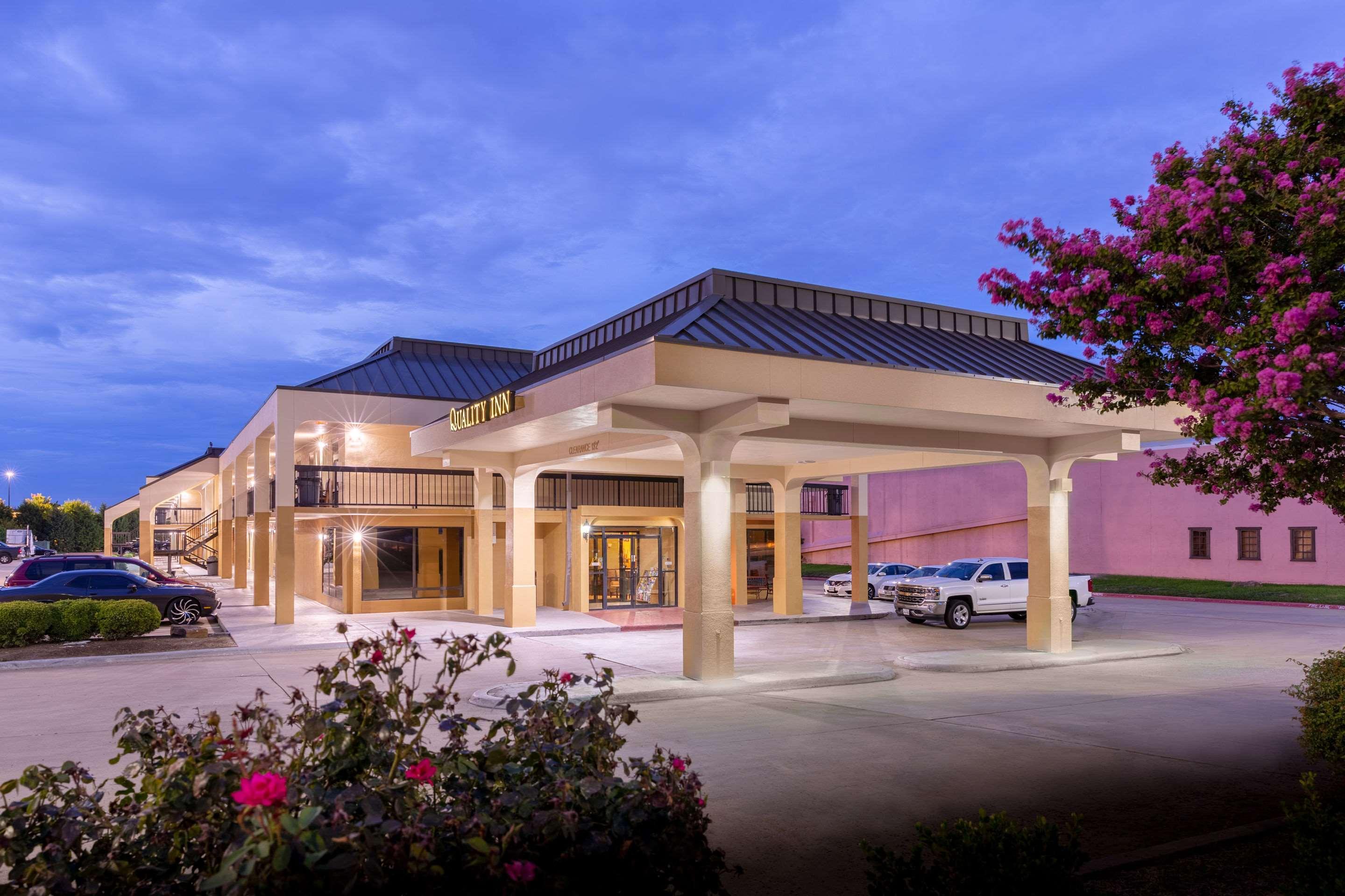 Quality Inn At Arlington Highlands Exterior photo